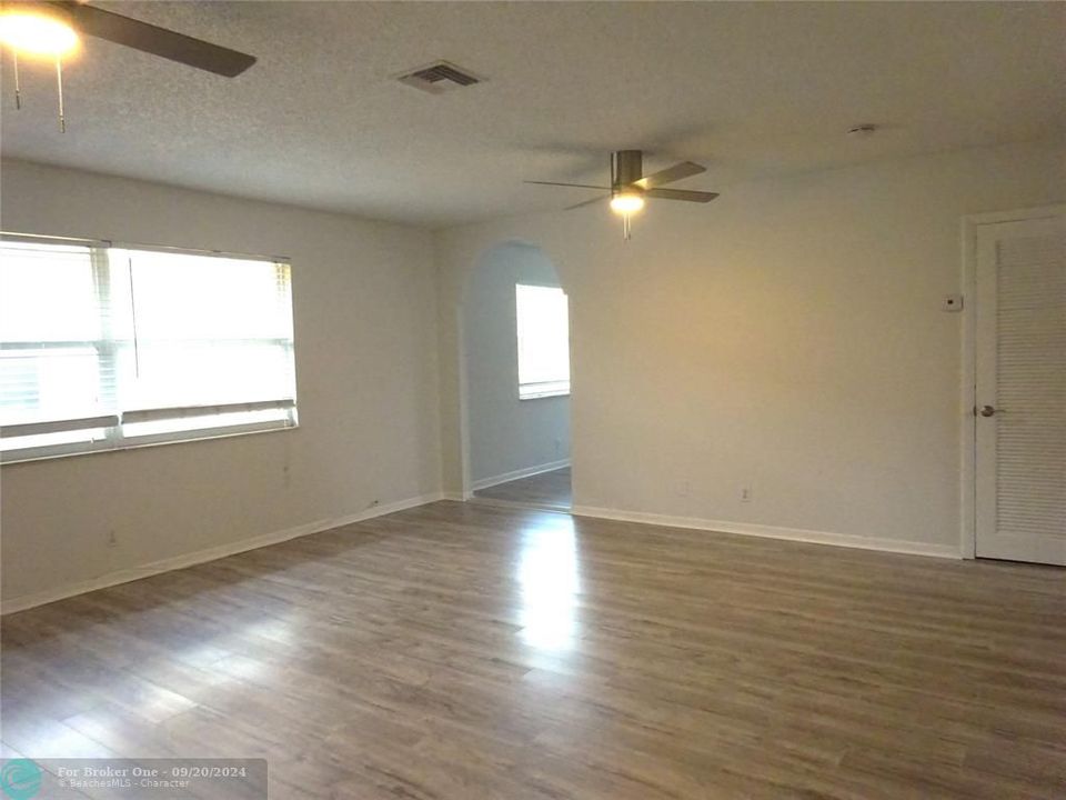 Recently Rented: $1,850 (2 beds, 1 baths, 915 Square Feet)