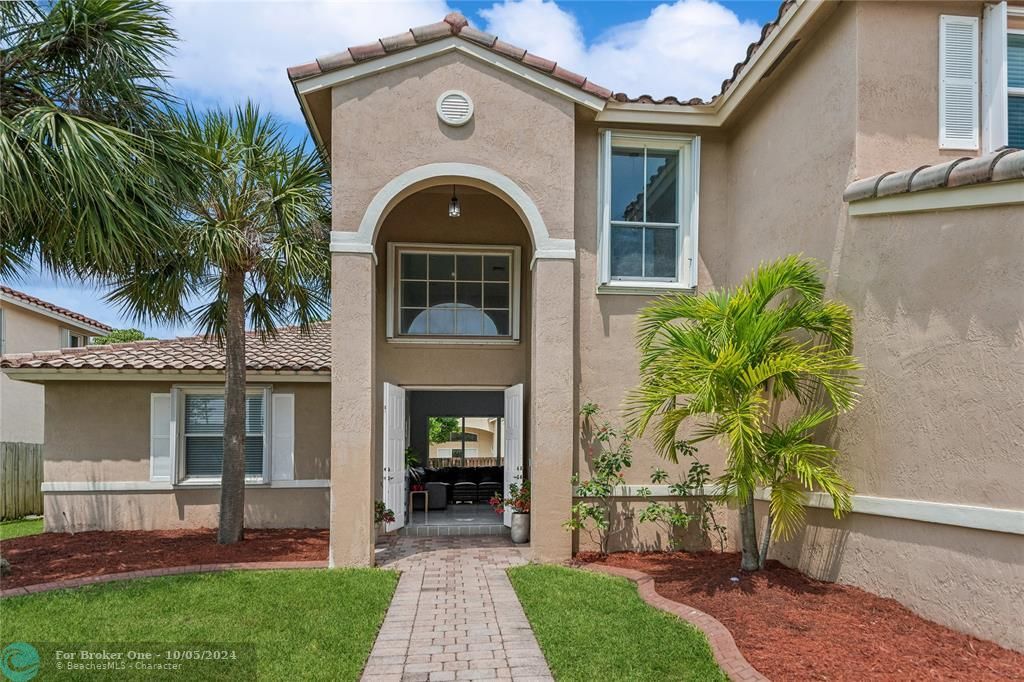 Recently Sold: $860,000 (5 beds, 3 baths, 2742 Square Feet)