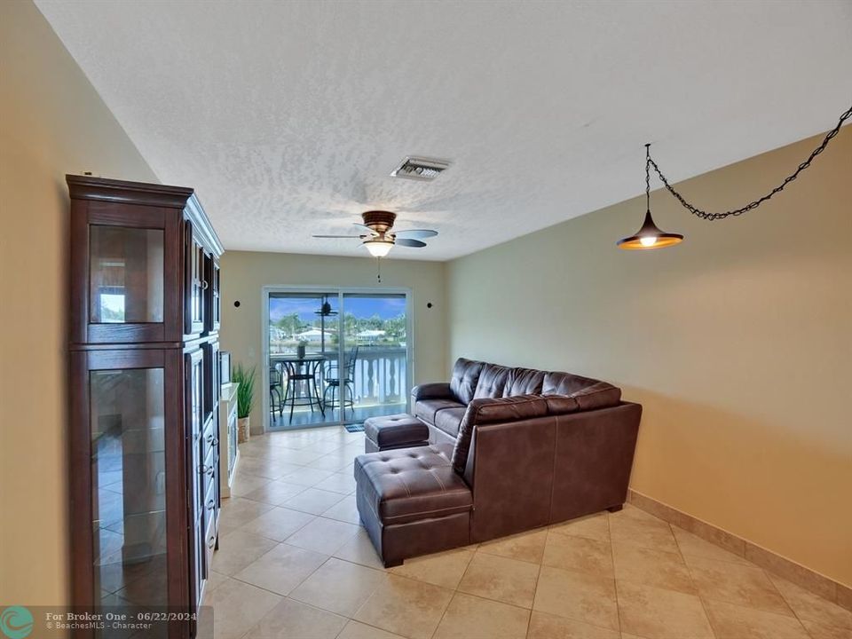 For Sale: $350,000 (2 beds, 2 baths, 920 Square Feet)
