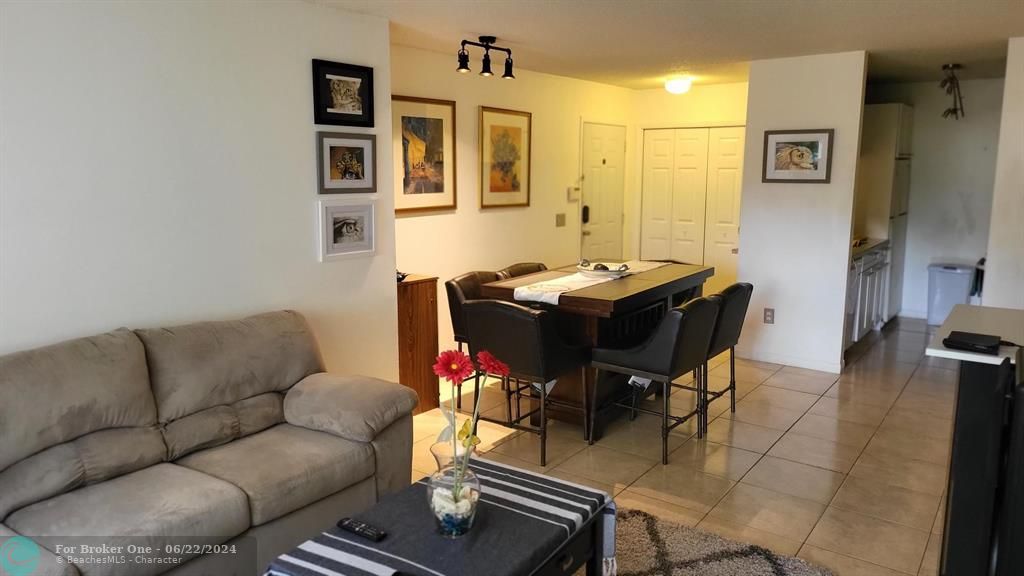 For Rent: $2,500 (2 beds, 2 baths, 913 Square Feet)