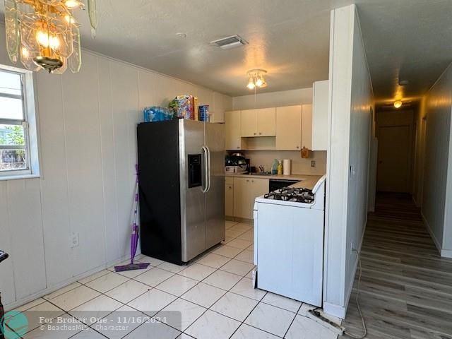 For Sale: $410,000 (3 beds, 1 baths, 1012 Square Feet)