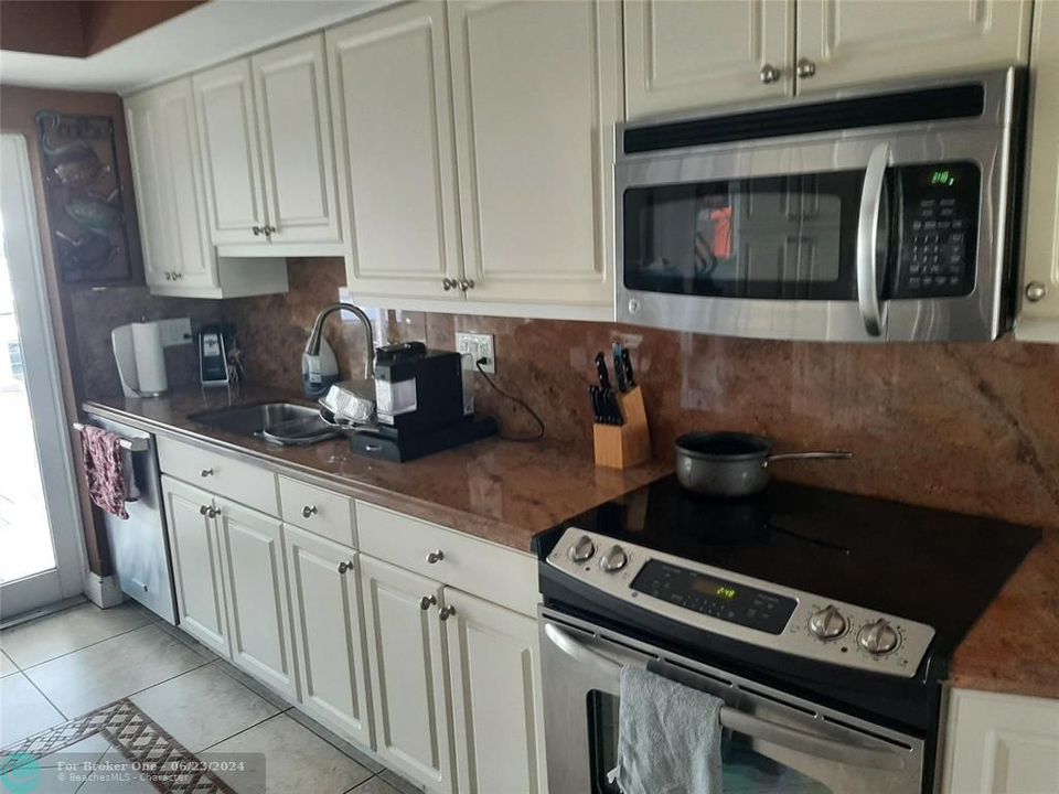 For Rent: $3,800 (2 beds, 3 baths, 2247 Square Feet)