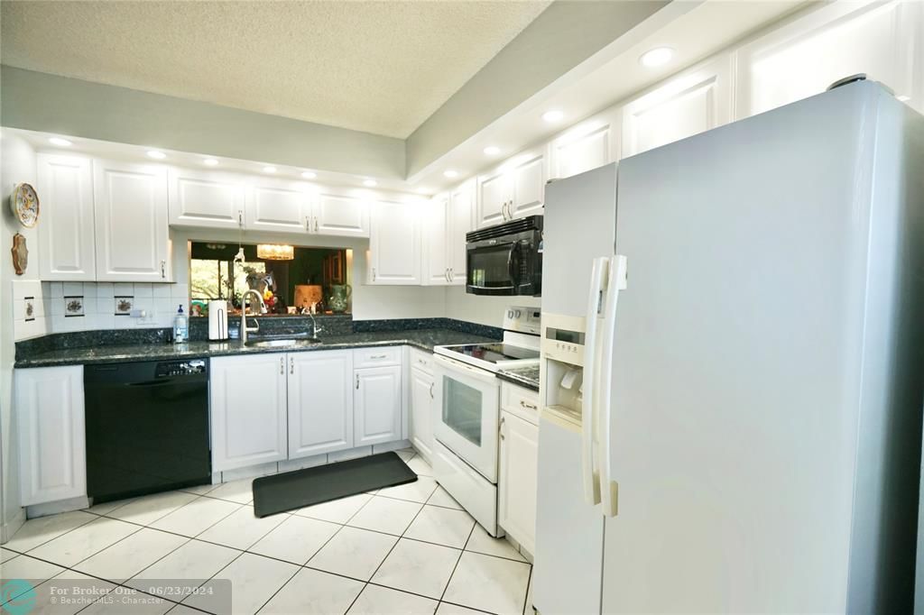 For Sale: $229,999 (2 beds, 2 baths, 1082 Square Feet)