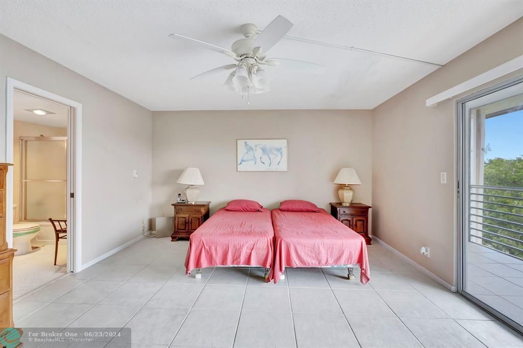 For Sale: $105,000 (1 beds, 1 baths, 747 Square Feet)