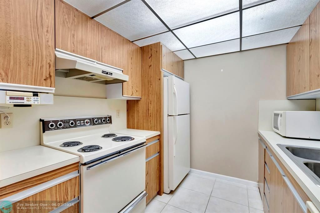 For Sale: $105,000 (1 beds, 1 baths, 747 Square Feet)