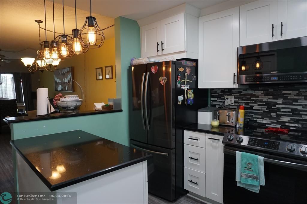 For Sale: $249,000 (2 beds, 1 baths, 900 Square Feet)