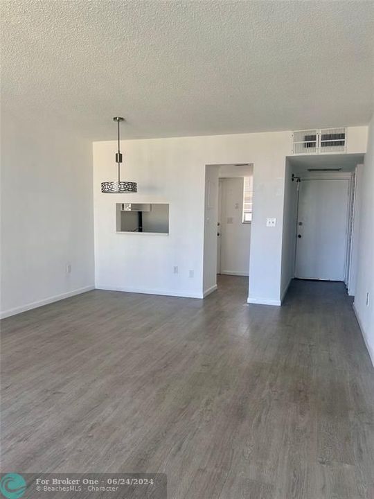 For Sale: $185,000 (1 beds, 1 baths, 763 Square Feet)