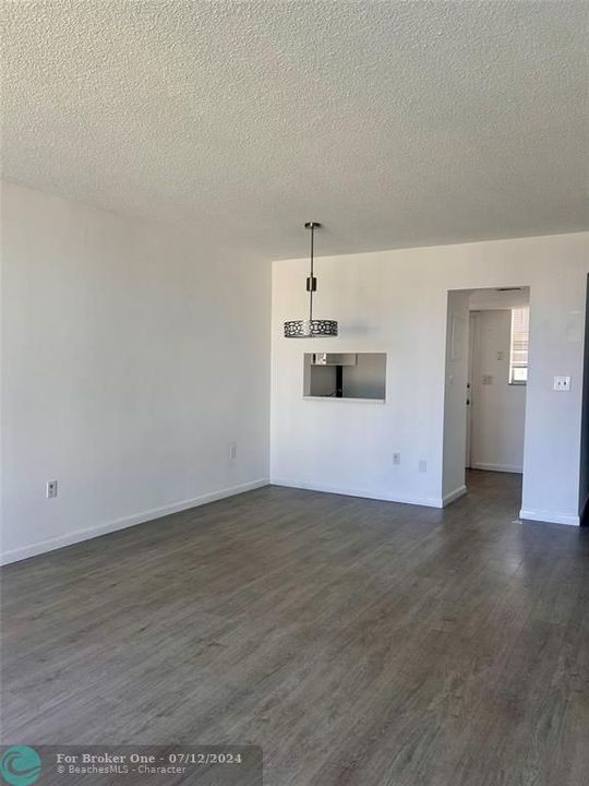 For Sale: $185,000 (1 beds, 1 baths, 763 Square Feet)