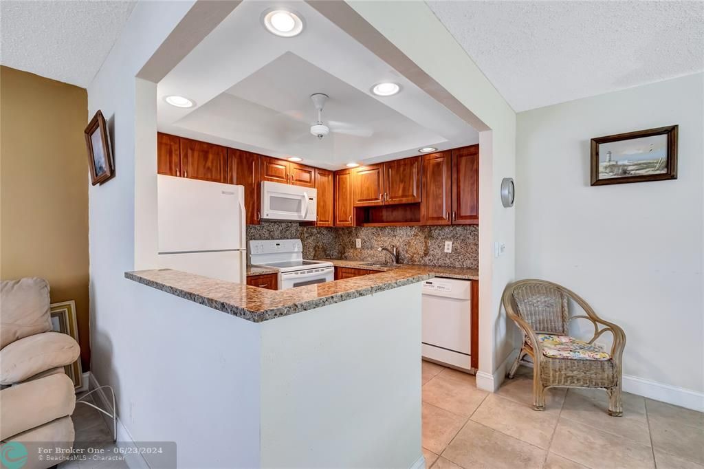 For Sale: $126,900 (1 beds, 1 baths, 726 Square Feet)