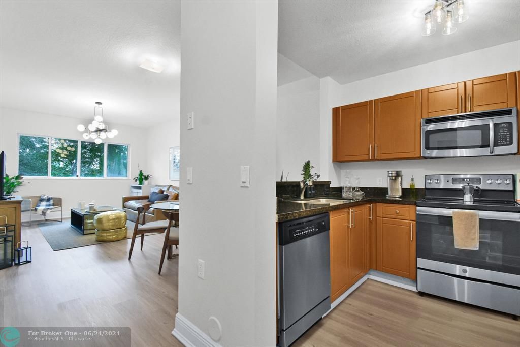 For Sale: $365,000 (1 beds, 1 baths, 716 Square Feet)