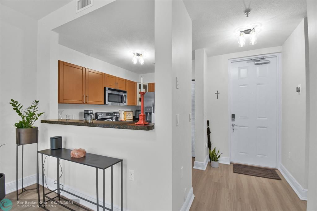 For Sale: $365,000 (1 beds, 1 baths, 716 Square Feet)