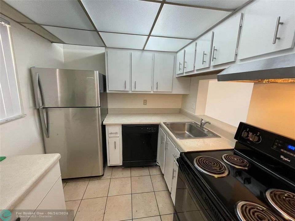 For Sale: $132,000 (1 beds, 1 baths, 735 Square Feet)