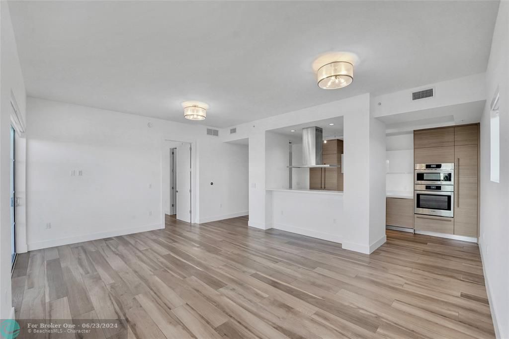 Active With Contract: $8,000 (2 beds, 2 baths, 1404 Square Feet)