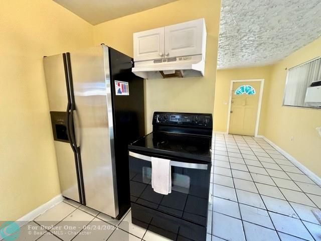 For Sale: $327,900 (2 beds, 1 baths, 792 Square Feet)
