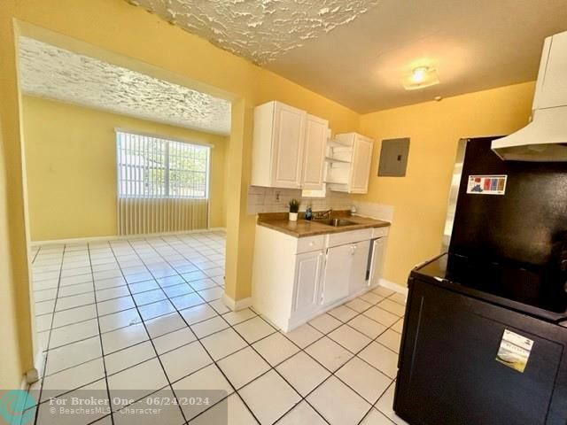 For Sale: $327,900 (2 beds, 1 baths, 792 Square Feet)