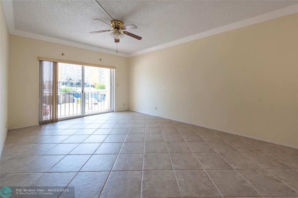 For Rent: $2,300 (2 beds, 2 baths, 990 Square Feet)