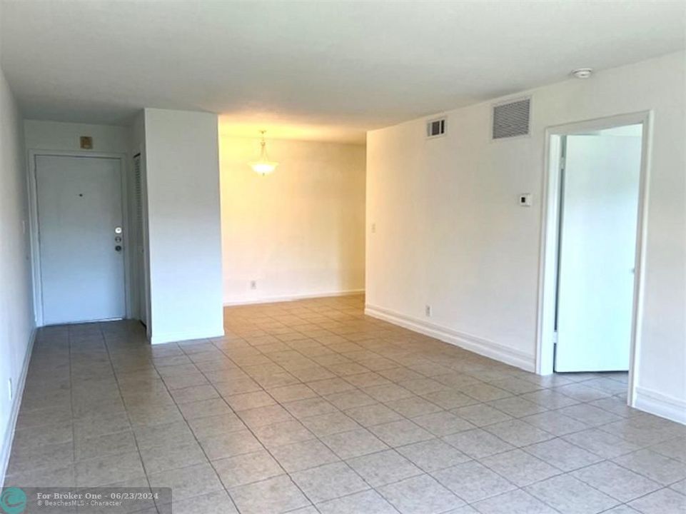 For Sale: $180,000 (1 beds, 1 baths, 750 Square Feet)