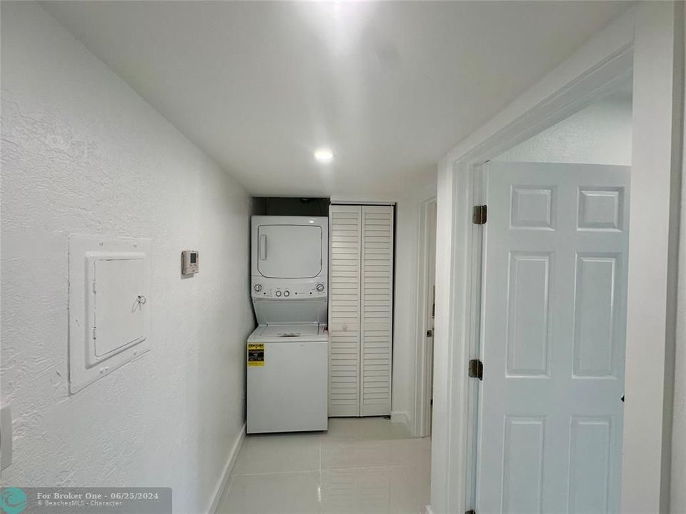 For Rent: $3,300 (1 beds, 1 baths, 900 Square Feet)