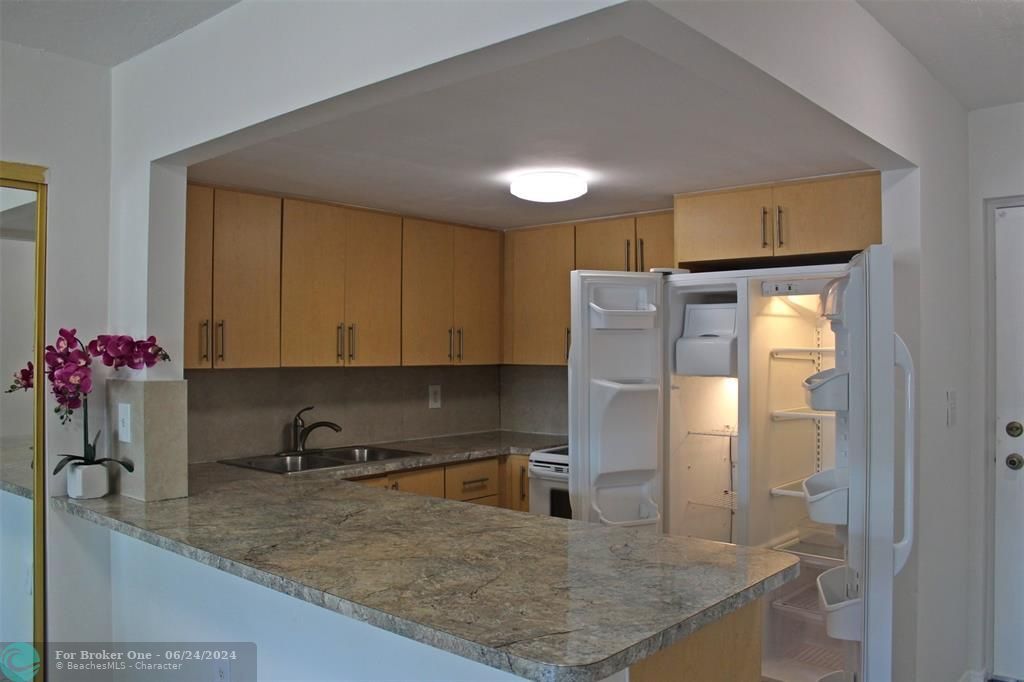 For Sale: $148,500 (1 beds, 1 baths, 660 Square Feet)
