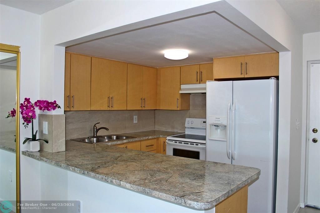 For Sale: $148,500 (1 beds, 1 baths, 660 Square Feet)
