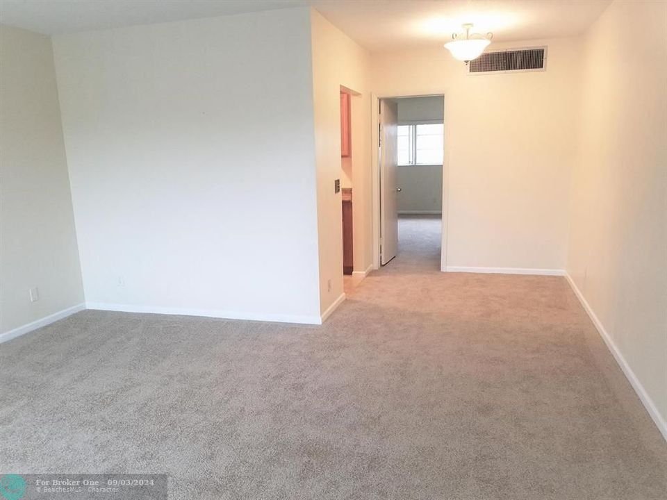 Active With Contract: $1,450 (1 beds, 1 baths, 614 Square Feet)