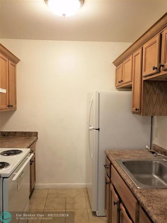 Active With Contract: $1,450 (1 beds, 1 baths, 614 Square Feet)