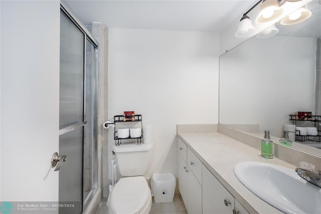 For Sale: $230,000 (2 beds, 2 baths, 796 Square Feet)