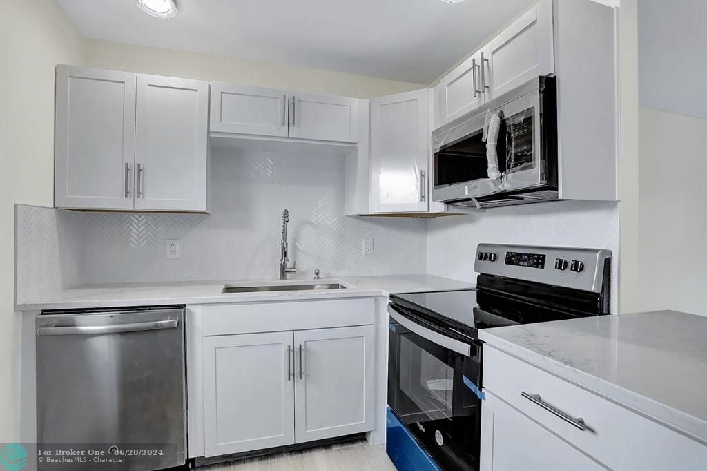 For Sale: $187,000 (2 beds, 2 baths, 988 Square Feet)