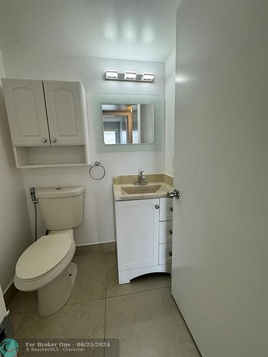 For Sale: $215,000 (2 beds, 1 baths, 819 Square Feet)