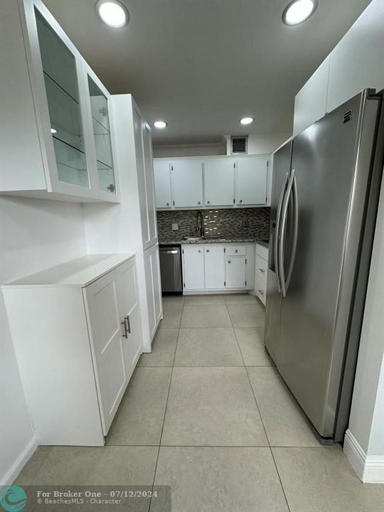 For Sale: $215,000 (2 beds, 1 baths, 819 Square Feet)