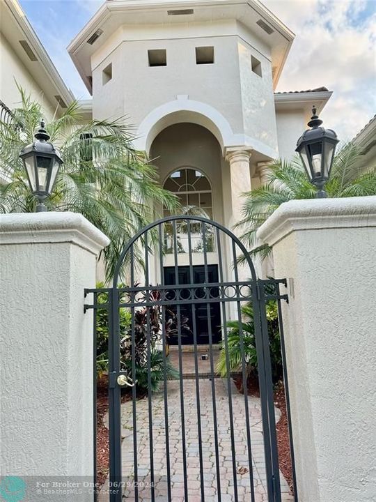 Active With Contract: $10,500 (6 beds, 5 baths, 5059 Square Feet)