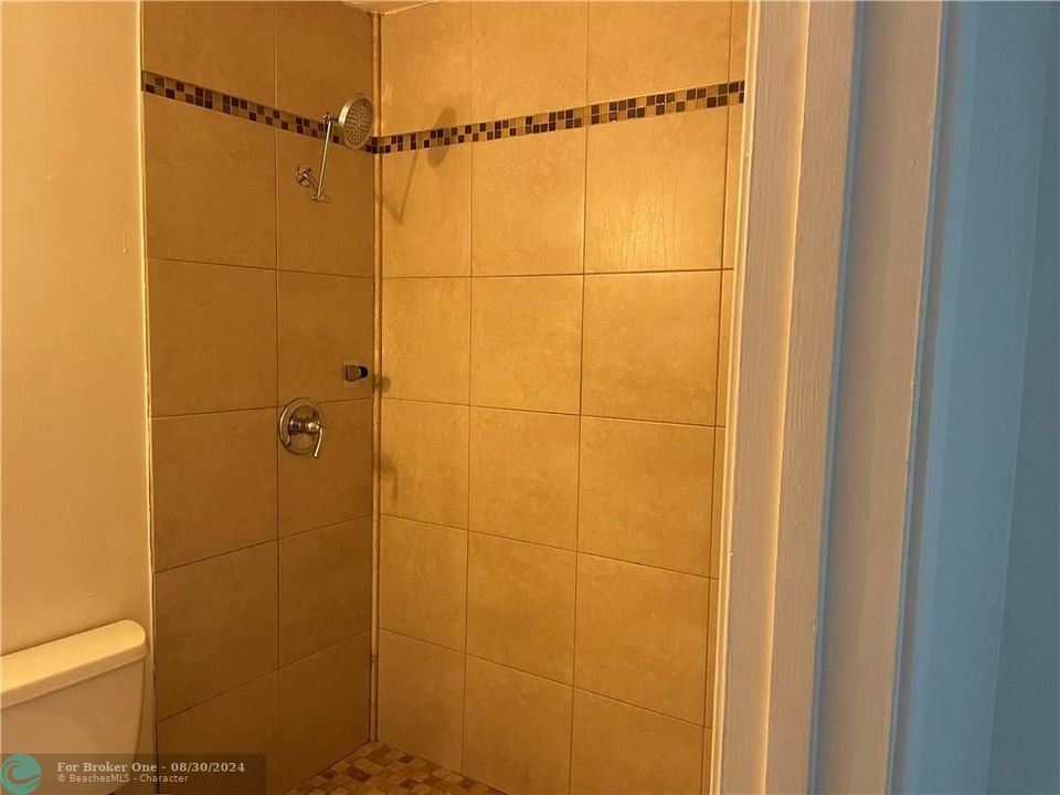 Activo con contrato: $229,900 (2 camas, 2 baños, 1140 Pies cuadrados)