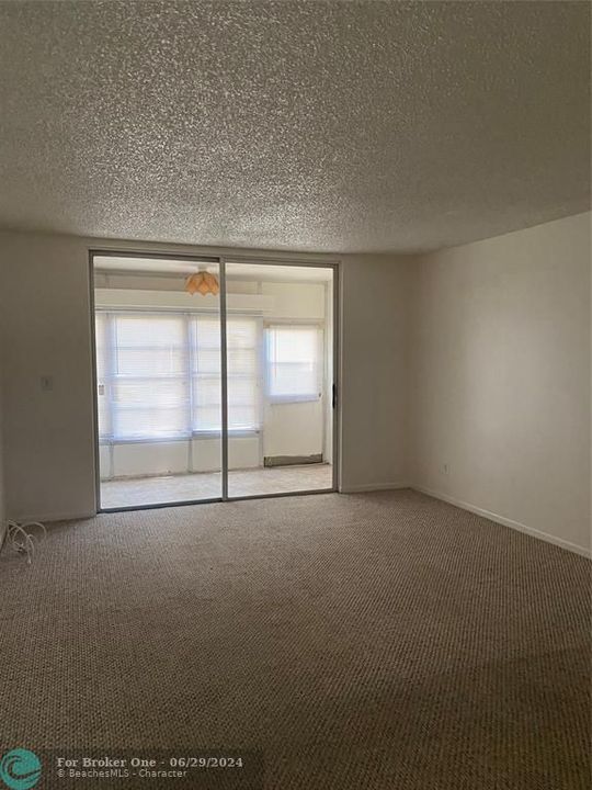 For Sale: $110,000 (1 beds, 1 baths, 660 Square Feet)