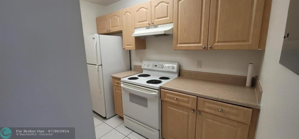 Active With Contract: $1,600 (1 beds, 1 baths, 840 Square Feet)
