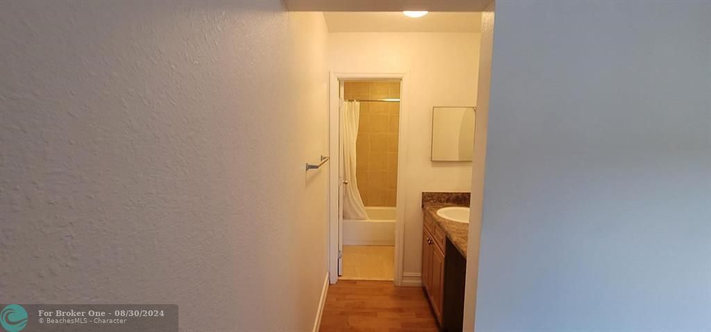 Active With Contract: $1,600 (1 beds, 1 baths, 840 Square Feet)