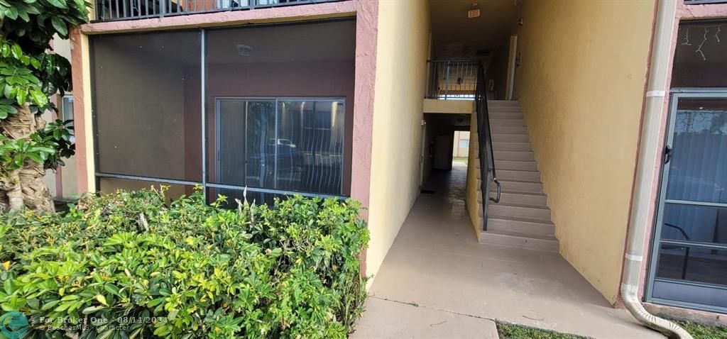 Active With Contract: $1,600 (1 beds, 1 baths, 840 Square Feet)