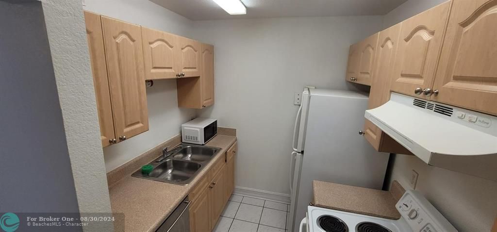 Active With Contract: $1,600 (1 beds, 1 baths, 840 Square Feet)