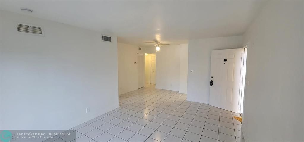 Active With Contract: $1,600 (1 beds, 1 baths, 840 Square Feet)