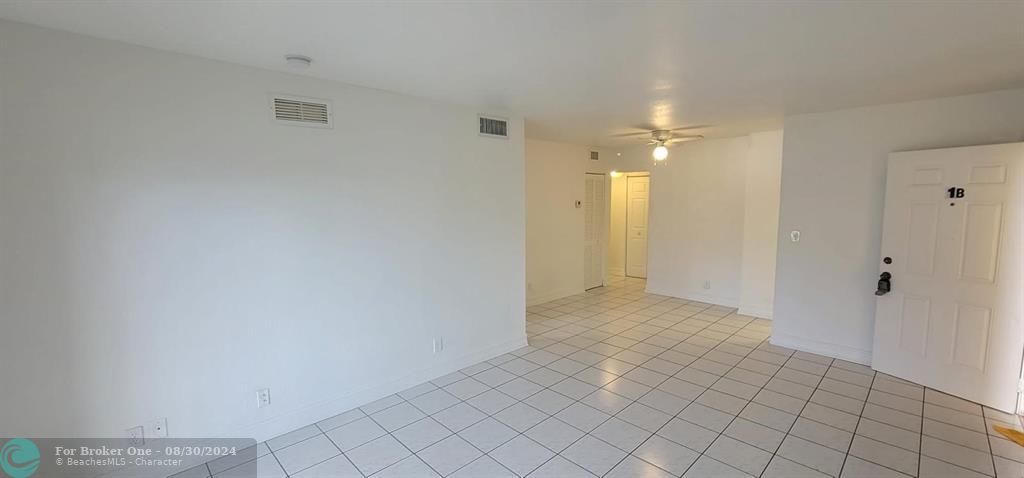 Active With Contract: $1,600 (1 beds, 1 baths, 840 Square Feet)