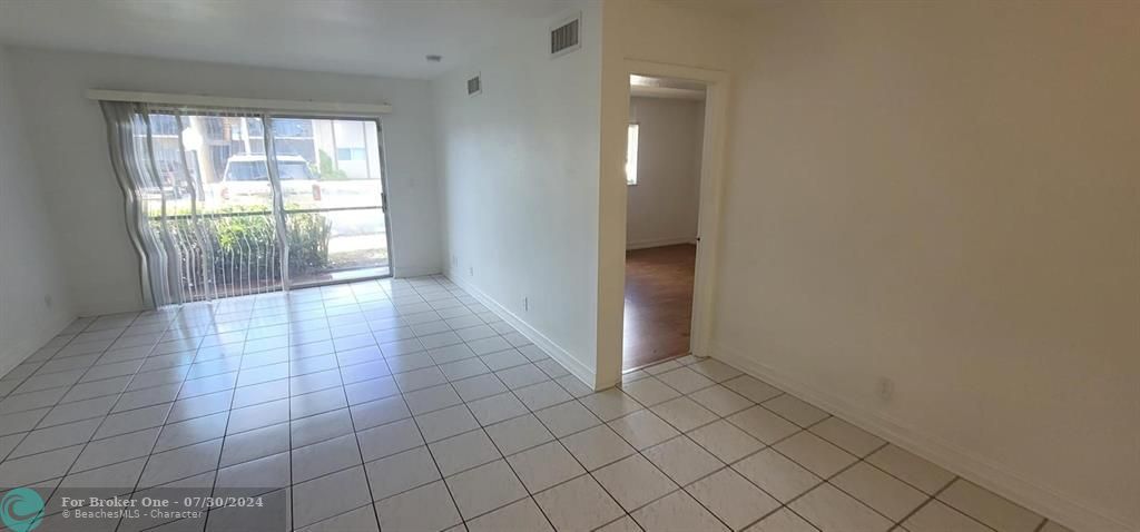 Active With Contract: $1,600 (1 beds, 1 baths, 840 Square Feet)