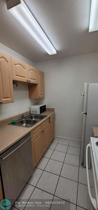 Active With Contract: $1,600 (1 beds, 1 baths, 840 Square Feet)