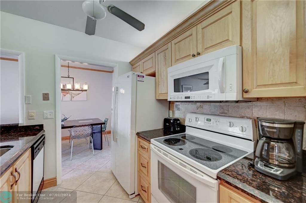 For Rent: $2,550 (2 beds, 2 baths, 990 Square Feet)