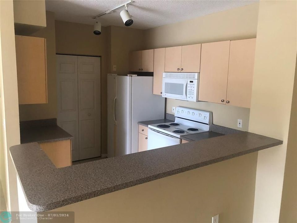 Active With Contract: $1,699 (1 beds, 1 baths, 691 Square Feet)