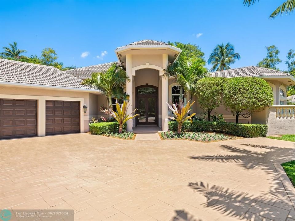 For Sale: $1,900,000 (6 beds, 5 baths, 5140 Square Feet)