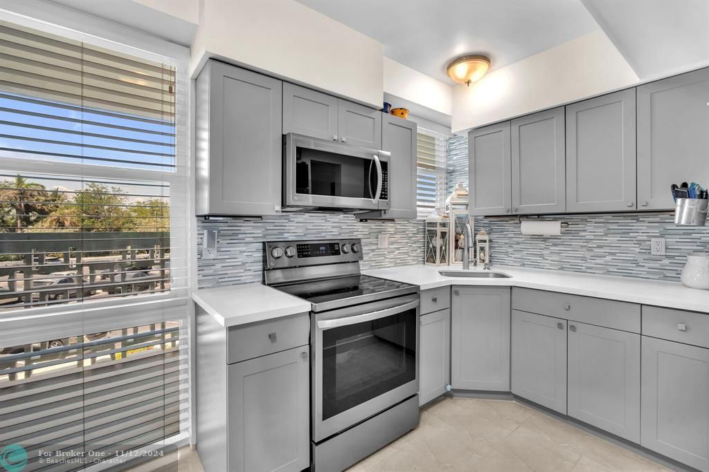 Active With Contract: $259,900 (1 beds, 1 baths, 805 Square Feet)