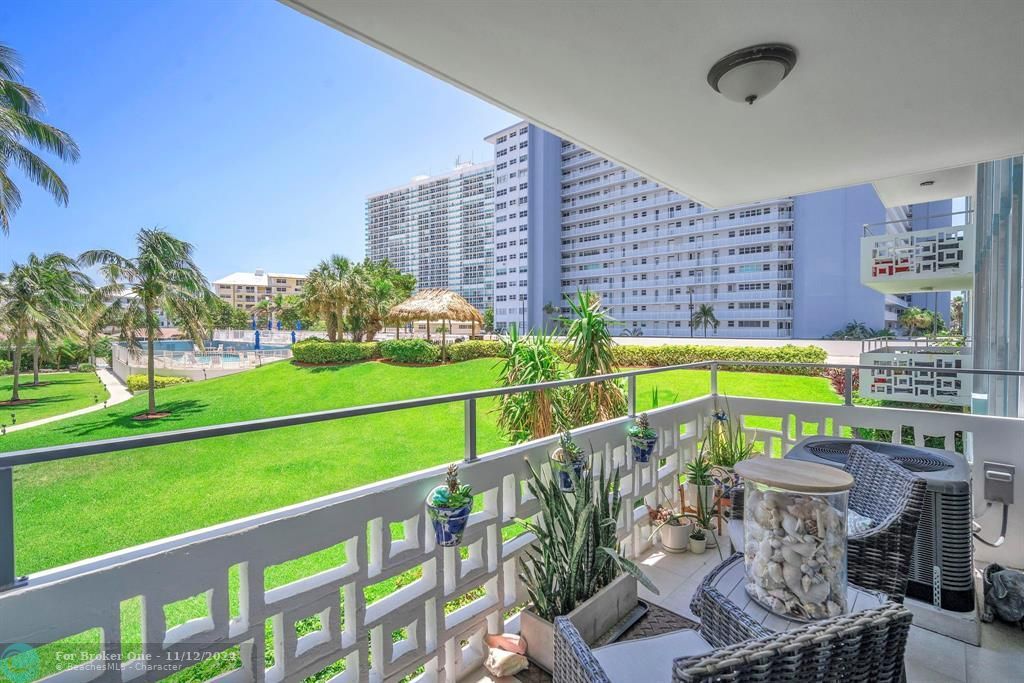 Active With Contract: $259,900 (1 beds, 1 baths, 805 Square Feet)