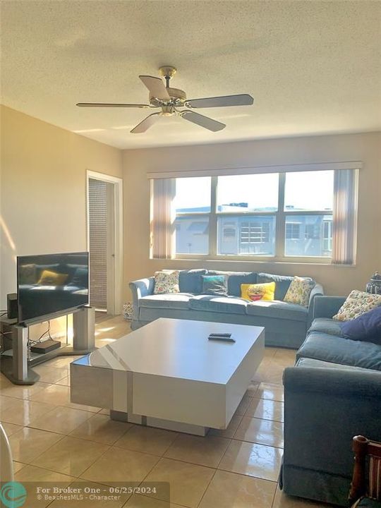 Active With Contract: $134,000 (1 beds, 1 baths, 736 Square Feet)
