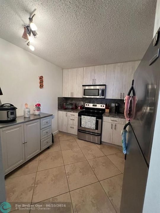 For Sale: $275,000 (2 beds, 2 baths, 978 Square Feet)