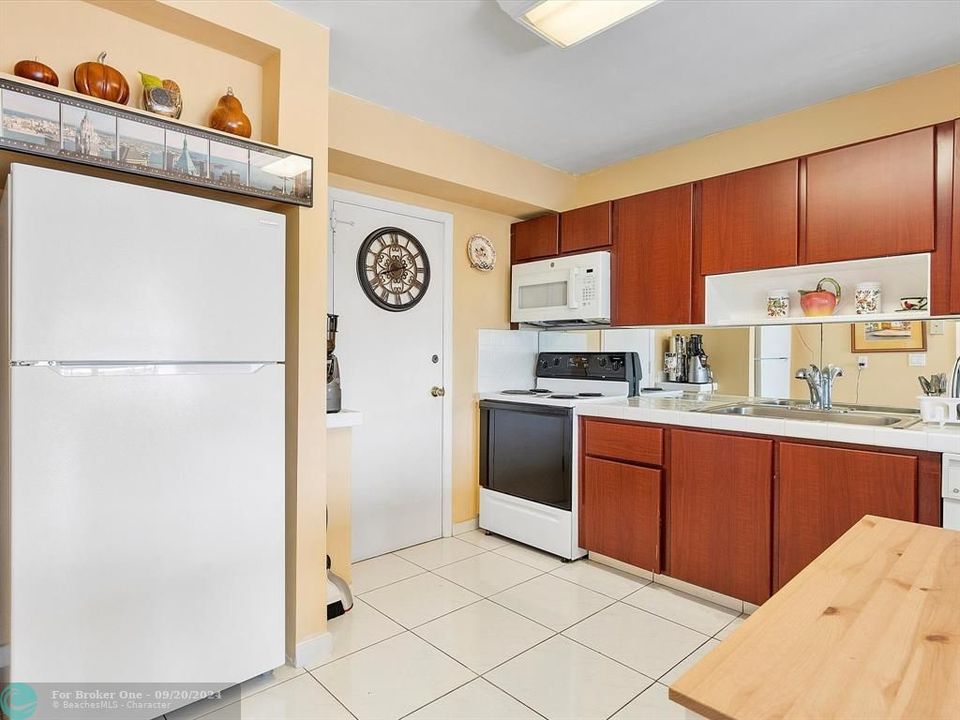 For Sale: $330,000 (2 beds, 2 baths, 1150 Square Feet)