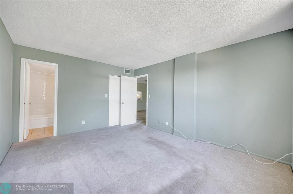 For Sale: $219,000 (2 beds, 2 baths, 975 Square Feet)